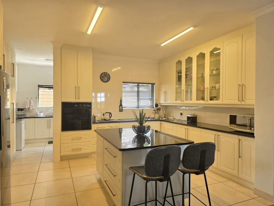 5 Bedroom Property for Sale in Wavecrest Eastern Cape